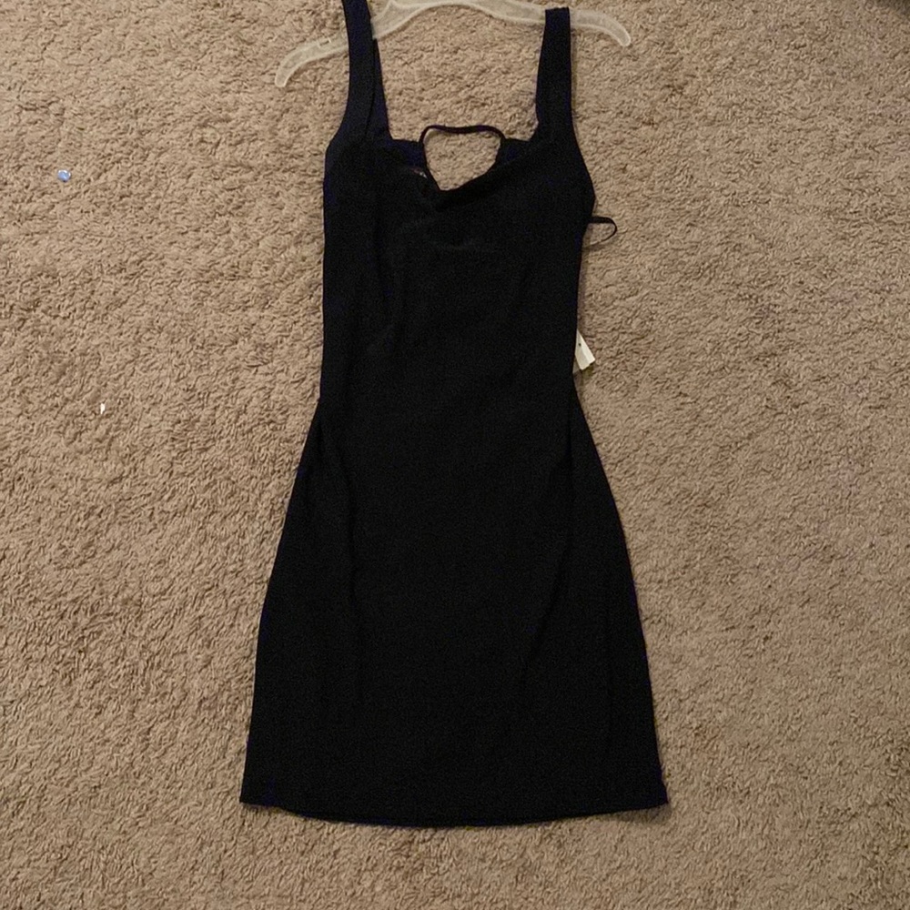 SUPER FLATTERING DRESS NEVER WORN TAGS ATTACHED!!